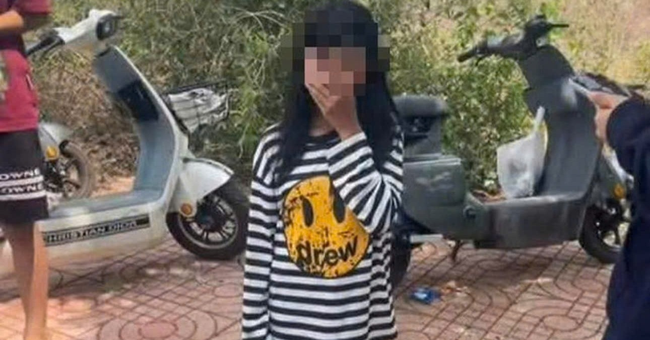 nu sinh lop 6 bi bat quy goi lau chan cho nguoi khac 2244