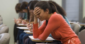 nu sinh to bi quay roi trong phong thi hieu truong va giang vien bi dinh chi 2704