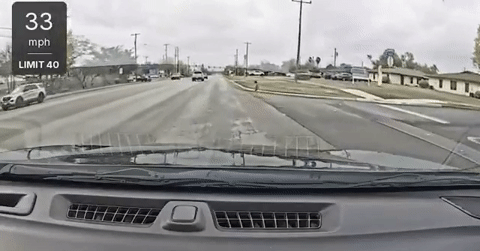 nu tai xe nhanh tay cuu be trai mac bim chay ra duong 912