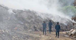 nui rac chay am i suot 10 ngay mui hoi va khoi trang duc lan vao khu dan cu 1751