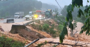 Nuoc Lu Ao At Tran Qua Cao Toc La Son Tuy Loan Giao Thong Te Liet 302