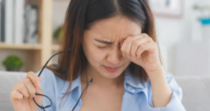 Ngứa mắt đừng vội dụi: Chuyên gia cảnh báo những nguy cơ ít người ngờ tới 1 nv dui mat 17801103141821801450191 56 0 1016 1536 crop 1780110369279957378620