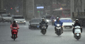 o may lon dam dac lan rong ha noi troi toi sam co the mua giong manh 325