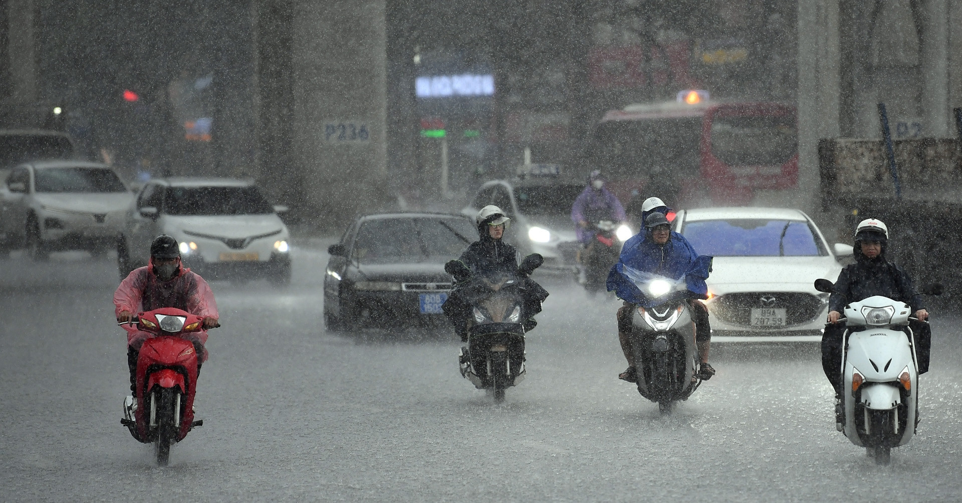 o may lon dam dac lan rong ha noi troi toi sam co the mua giong manh 325