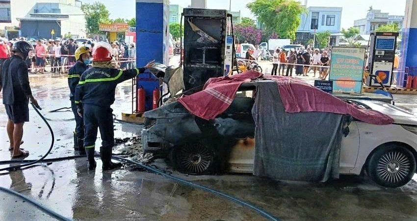 o to bat ngo boc chay o cay xang hai nguoi khong thoat kip tu vong 1297