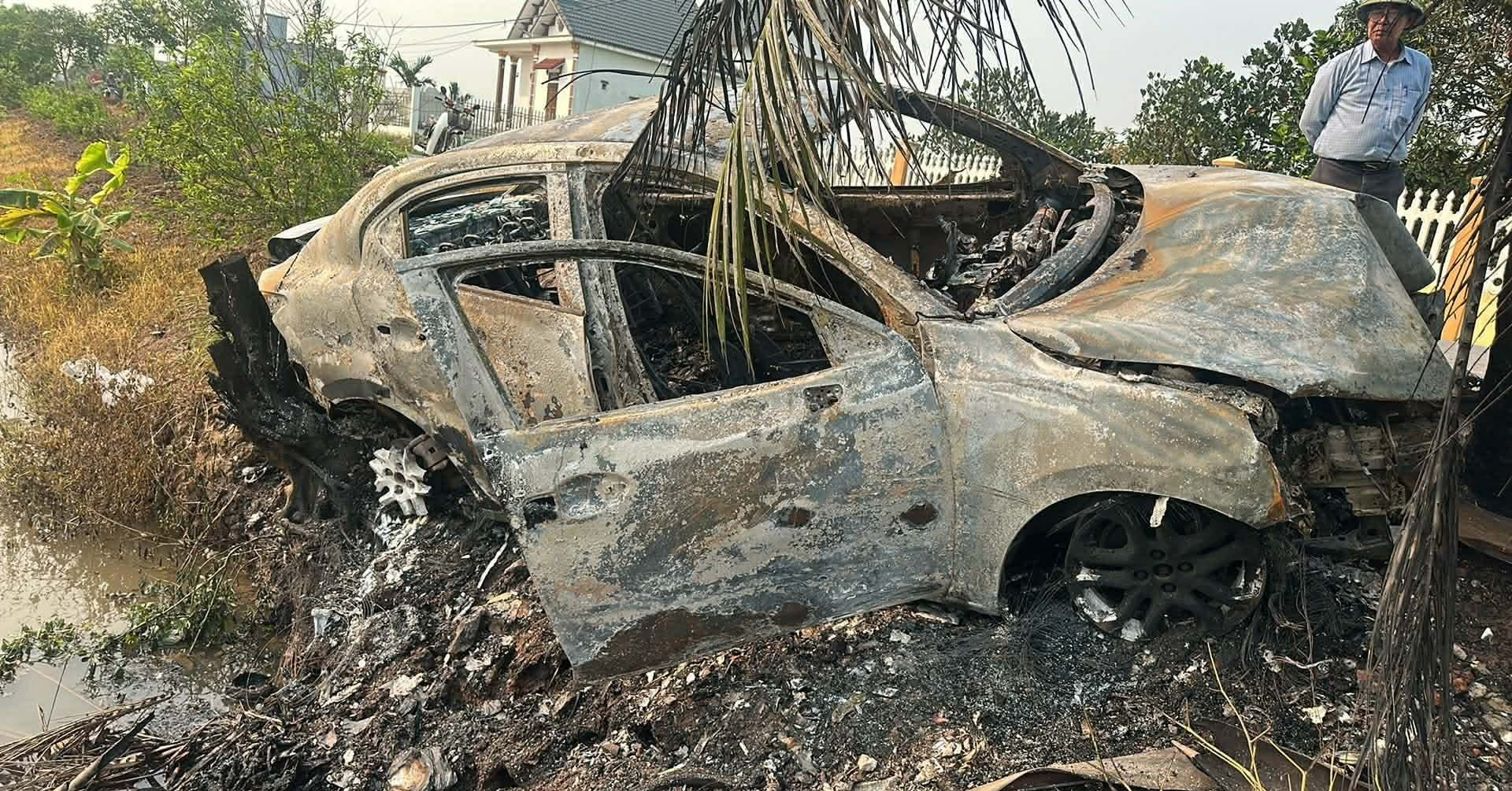 o to cho 2 nguoi bat ngo va vao cot moc chay tro khung o ninh binh 553