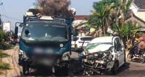 Ô tô con biến dạng sau va chạm với xe tải, một phụ nữ tử vong 2 o to con bien dang sau va cham voi xe tai mot phu nu tu vong 1141