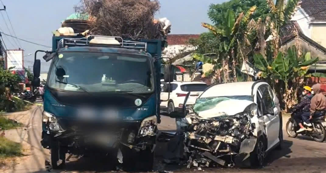 o to con bien dang sau va cham voi xe tai mot phu nu tu vong 1141