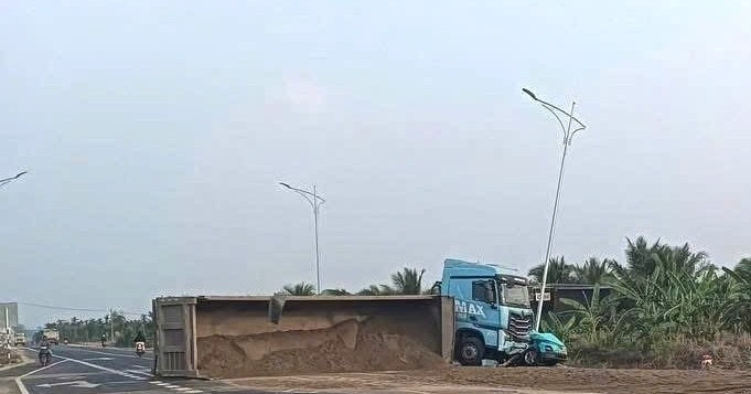 o to dau keo va cham xe taxi mot hanh khach tu vong o dak lak 1153