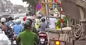 o to dung nguoc chieu nguoi dan ong o ha noi hanh hung tai xe xe may 960