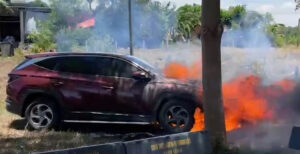 Ô tô Hyundai Tucson bốc cháy khi chủ xe đang dự đám cưới 1 o to hyundai tucson boc chay khi chu xe dang du dam cuoi 2166
