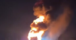 Ô tô khách chở 44 người nổ lốp trước, bốc cháy 1 o to khach cho 44 nguoi no lop truoc boc chay 188