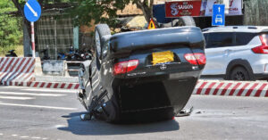 Ô tô lật ngửa trên đường ra sân bay, ba người gặp nạn 1 o to lat ngua tren duong ra san bay ba nguoi gap nan 1832