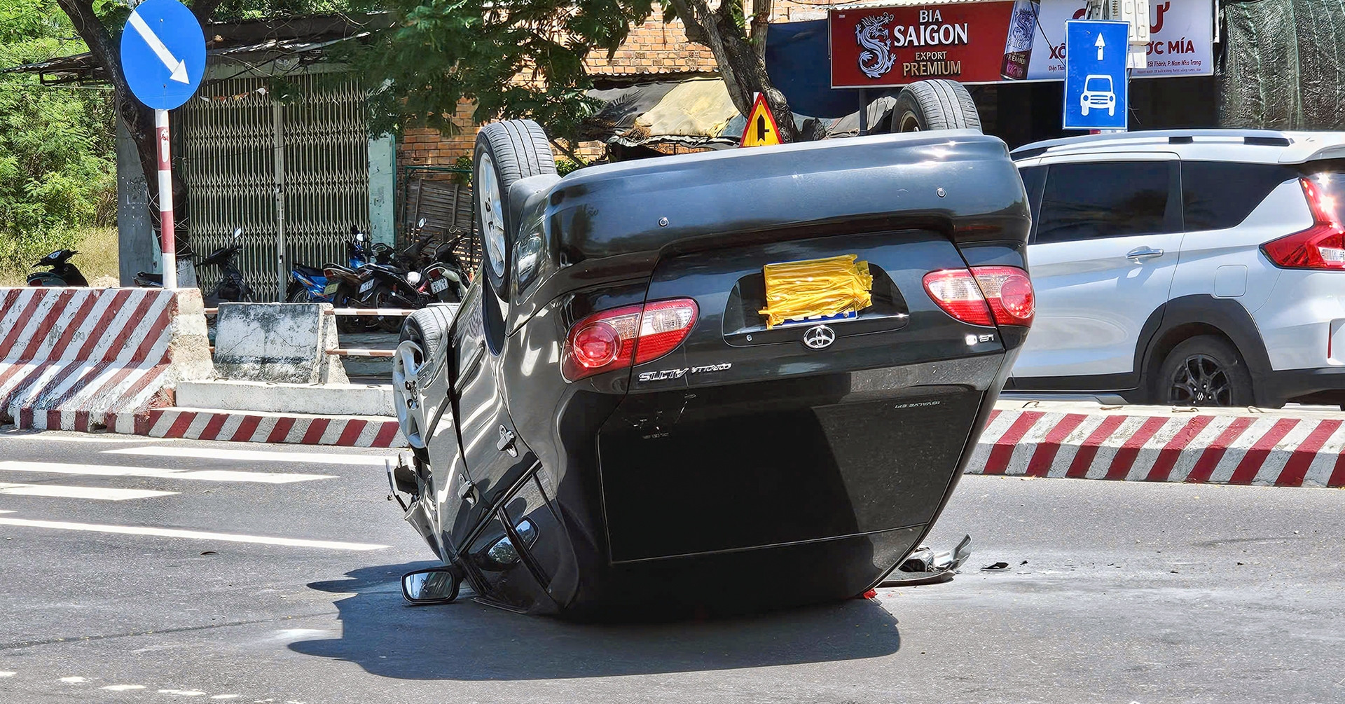 o to lat ngua tren duong ra san bay ba nguoi gap nan 1832