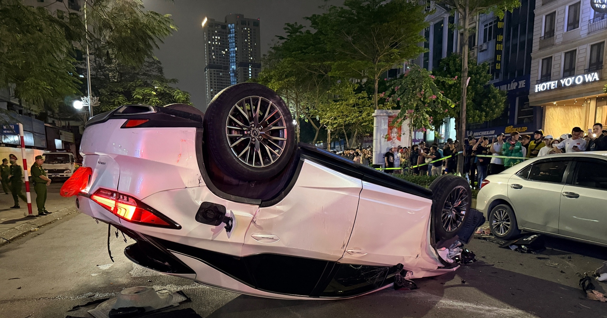 o to lexus rx350 di nguoc chieu tong 6 xe khac roi lat ngua o ha noi 17