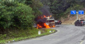 Ô tô tải bất ngờ cháy ngùn ngụt khi chạy qua đèo Khánh Lê 1 o to tai bat ngo chay ngun ngut khi chay qua deo khanh le 772