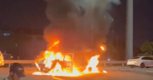 Ô Tô Tải Van Bốc Cháy Dữ Dội Ở Tphcm, Trơ Khung Sau 10 Phút O To Tai Van Boc Chay Du Doi O Tphcm Tro Khung Sau 10 Phut 2250