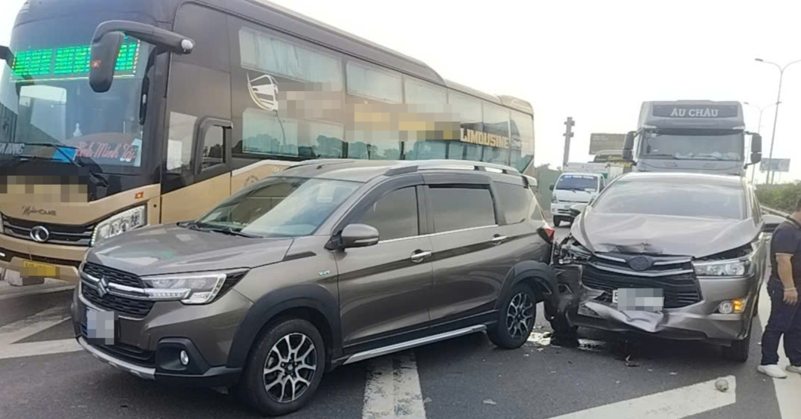 o to tong lien hoan tren cao toc un tac keo dai gan 10km 1884