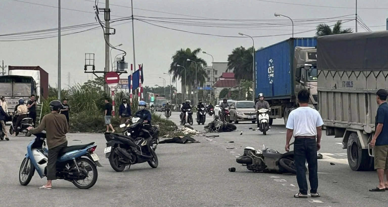 o to va cham lien hoan 3 xe may o ninh binh hai nguoi tu vong tai cho 756