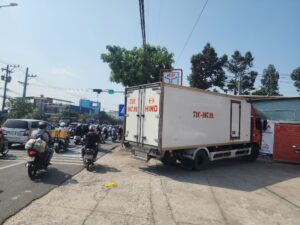 Ô tô tải mất thắng, tông sập tường nhà dân tại Đồng Tháp 1 o to tai tong vao nha dan