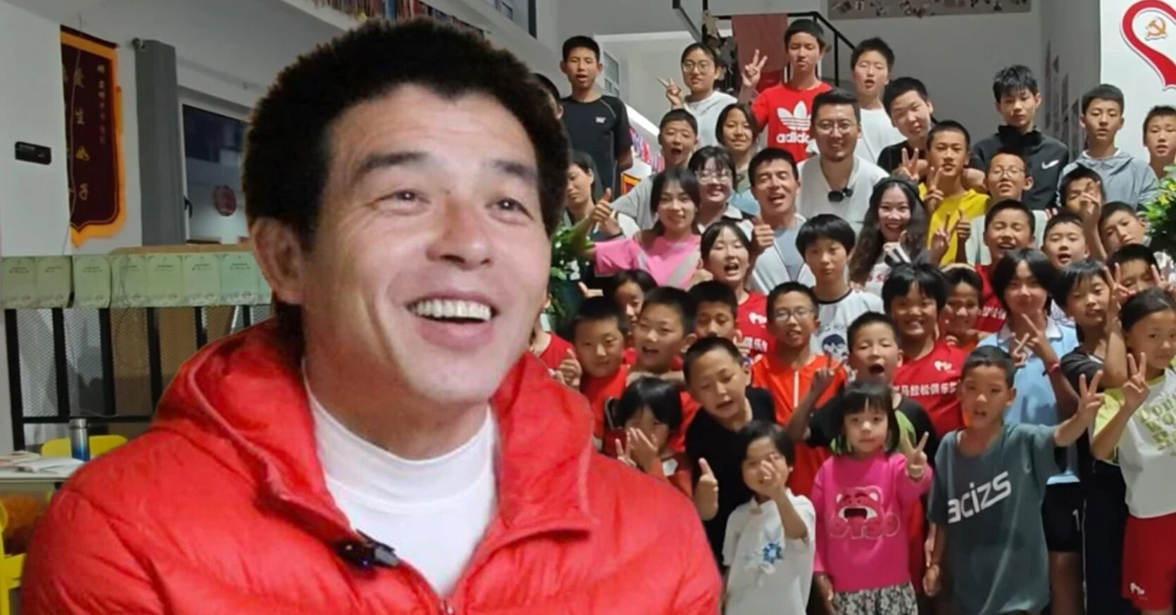 ong bo sieu nhan cham gan 300 tre mo coi vay no lam du nghe nuoi con 1916