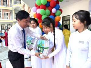 ong le phu nguyen chu tich ubnd xa hoa vang trao sach den hoc sinh 20260410175749