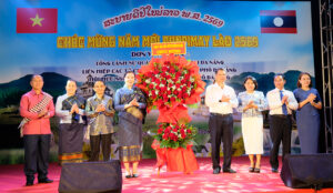 ong ngo xuan thang pho bi thu thanh uy da nang thu 4 tu phai qua tang hoa chuc mung tet bunpimay lao