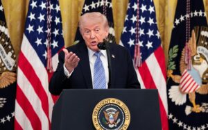 ong trump canh bao se nem bom iran neu khong dat duoc thoa thuan hoa binh. reuters