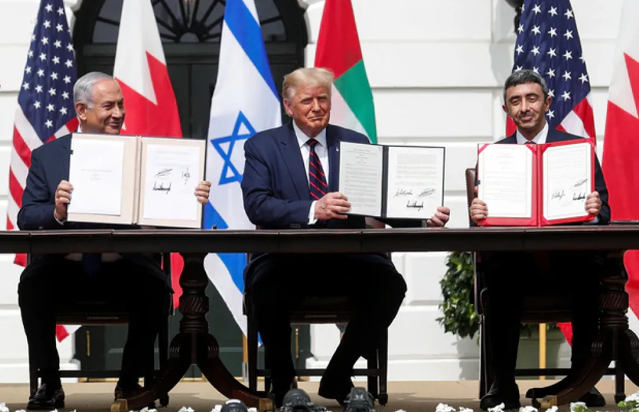 ong trump keu goi cac quoc gia arab va hoi giao binh thuong hoa quan he voi israel. reuters