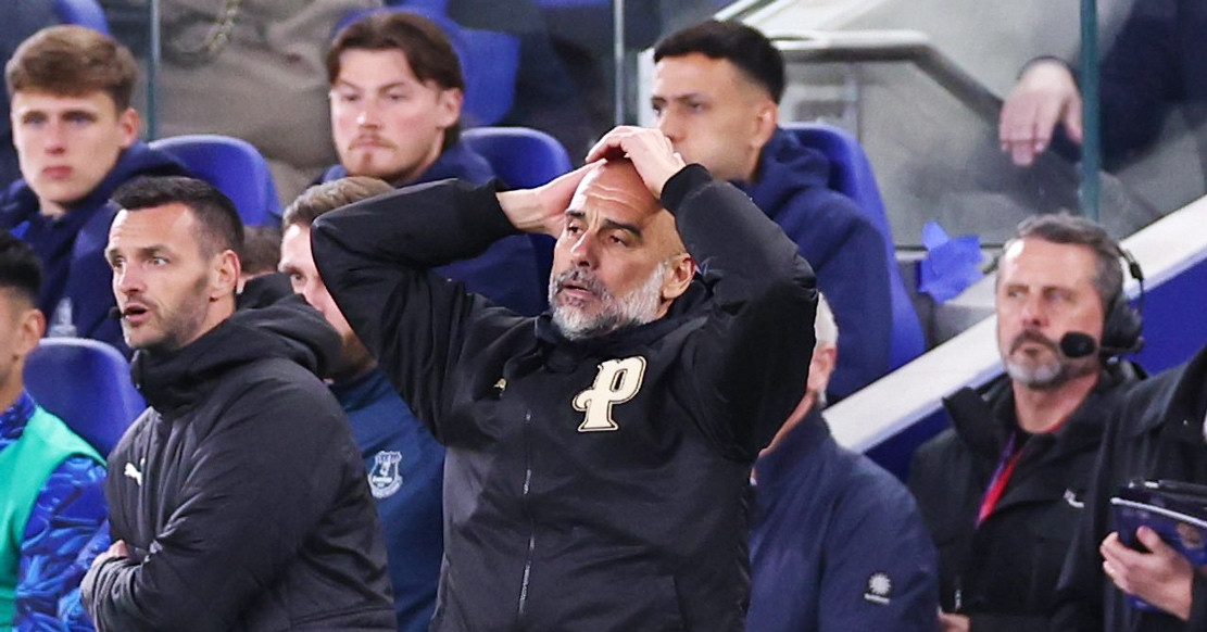 pep guardiola buc boi vi sai lam khien man city tra gia 323