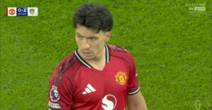 Phản ứng lạ của Lisandro Martinez khi bị đuổi khỏi sân 1 phan ung la cua lisandro martinez khi bi duoi khoi san 79