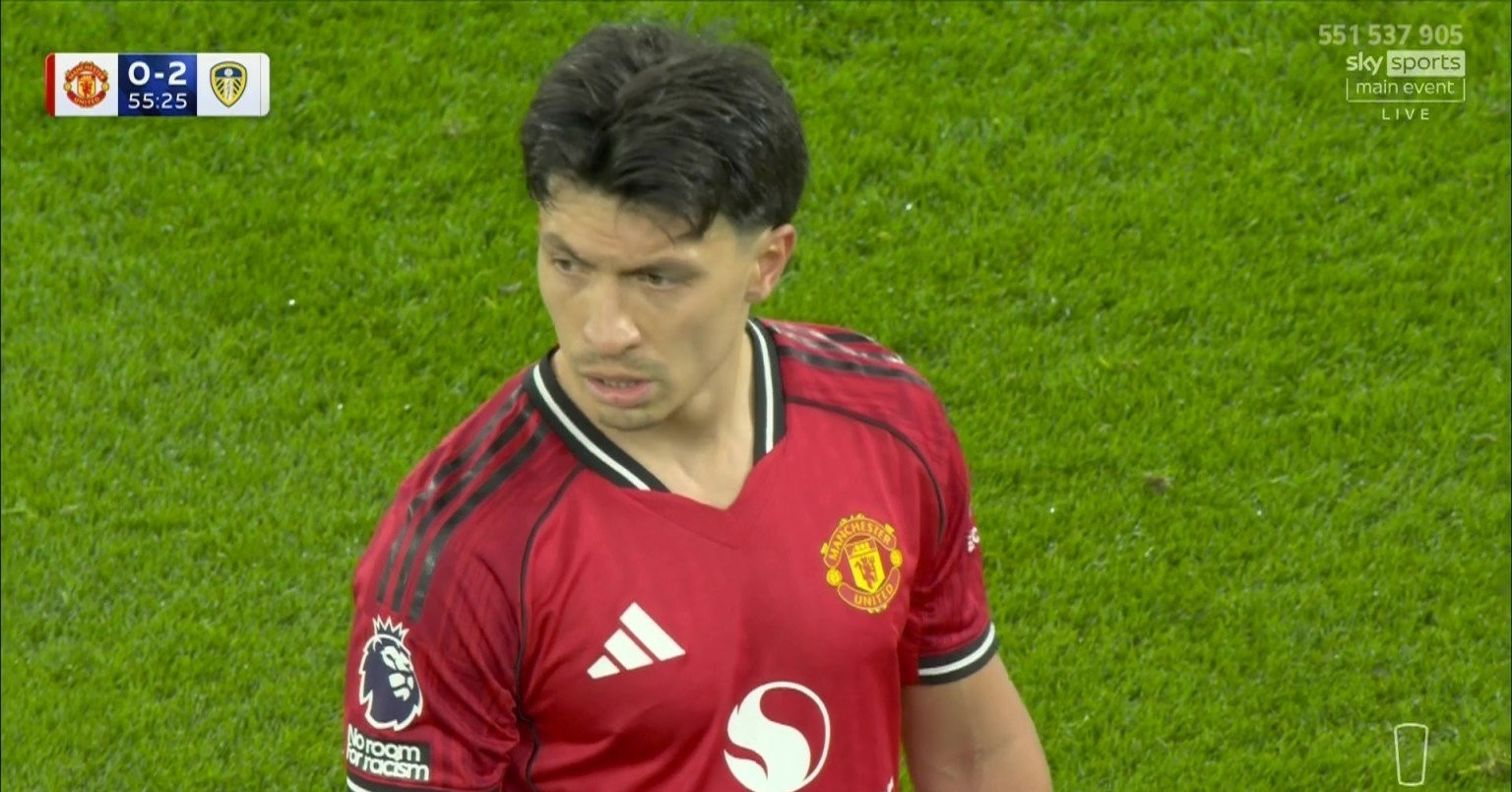 phan ung la cua lisandro martinez khi bi duoi khoi san 79