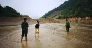 phat hien thi the nam gioi dang phan huy duoi suoi o son la 1186