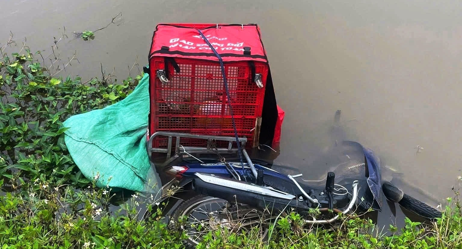 phat hien thi the nam shipper cung xe may duoi muong nuoc o ninh binh 1124