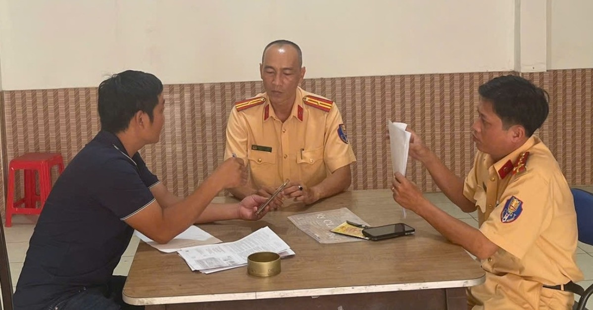 phat tai xe lai xe khach chay nguoc chieu o cua ngo san bay tan son nhat 2412