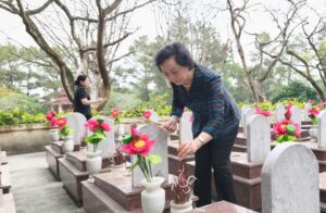 pho thu tuong chinh phu pham thi thanh tra thap huong len cac phan mo liet si