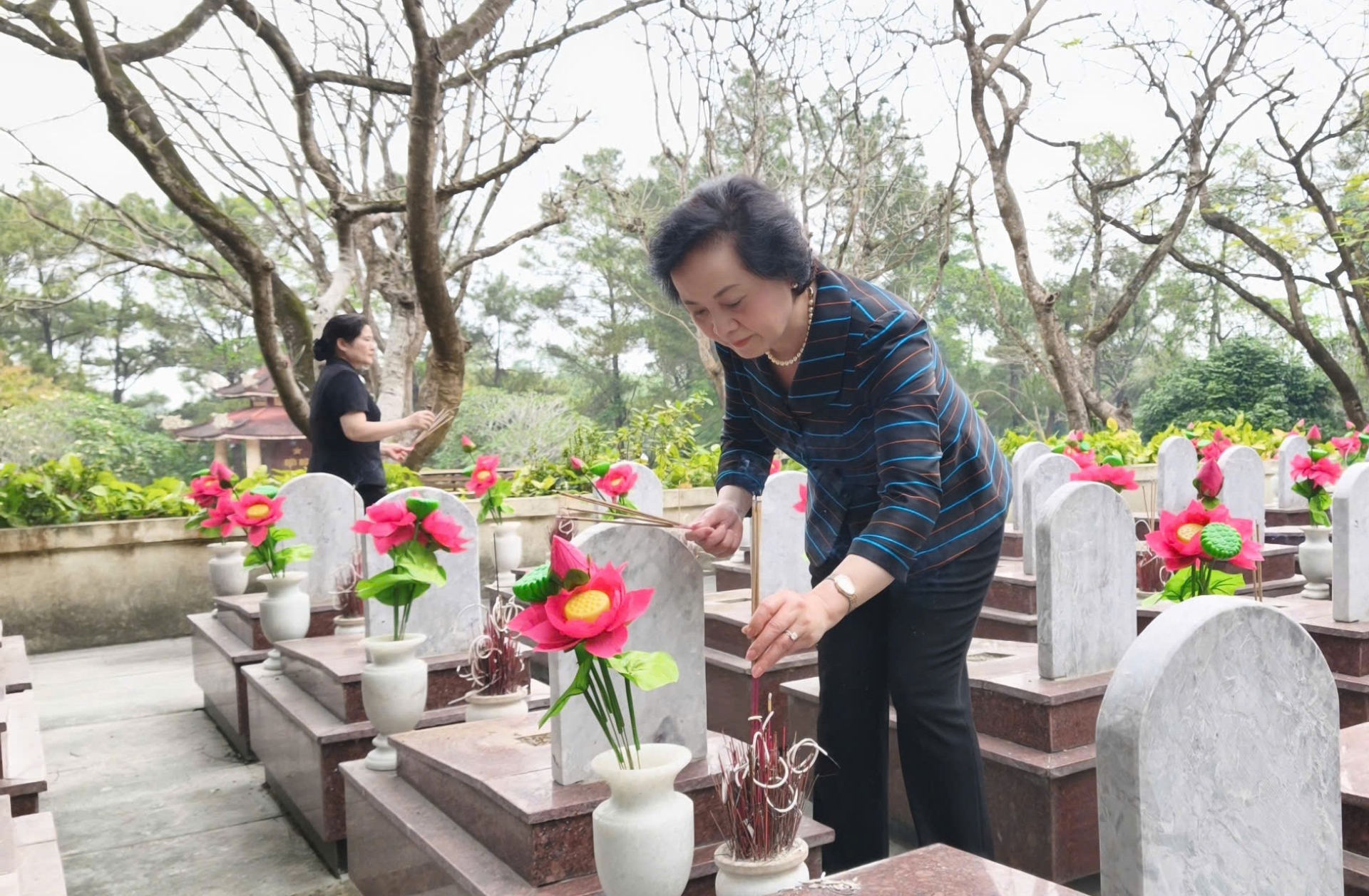 pho thu tuong chinh phu pham thi thanh tra thap huong len cac phan mo liet si