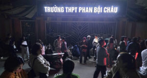 phu huynh ha noi xep hang tu 1h sang tu lap danh sach dat cho lop 10 cho con 1063