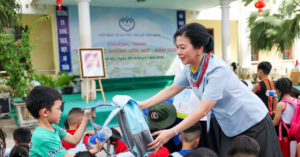 'Thắp sáng những ước mơ' cho trẻ em có hoàn cảnh khó khăn 1 phu nhan tong bi thu chu tich nuoc trao hoc bong tang qua cho tre em 751