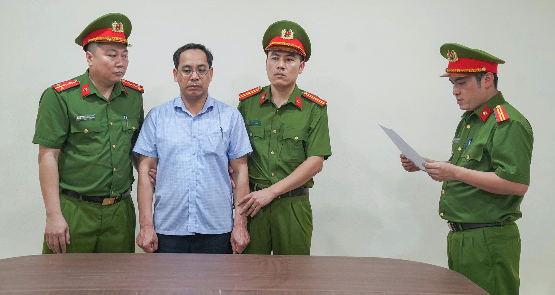 phu tho bat giam doc hieu truong an chan tien tro cap 465