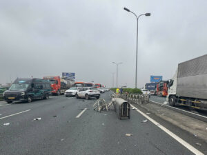 4 ô tô va chạm liên hoàn trên cao tốc Pháp Vân - Cầu Giẽ, ùn tắc hai chiều 1 psx 20260228 101917 497