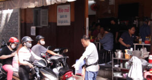 quan banh mi chao gan 70 nam o tphcm khach xep hang cho mua moi sang 2359