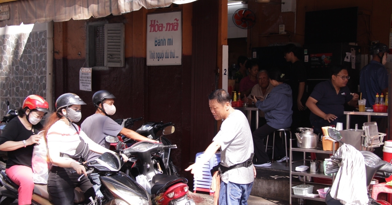 quan banh mi chao gan 70 nam o tphcm khach xep hang cho mua moi sang 2359