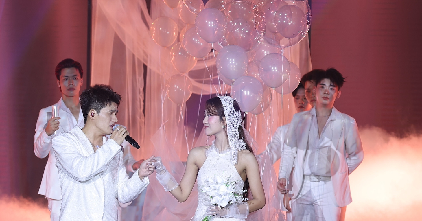 quoc thien cam on co dau ngay tren san khau cam ly sexy tuoi u60 731