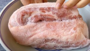 Rã đông thịt siêu tốc chỉ 10 phút: Mẹo đơn giản giúp thịt đông cứng mềm nhanh, không mất chất dinh dưỡng 1 ra dong thit sieu toc chi 10 phut meo don gian giup thit dong cung mem nhanh khong mat chat dinh duo