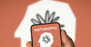 ro ri ma nguon claude code cu vap cua anthropic trong cuoc dua ai 215