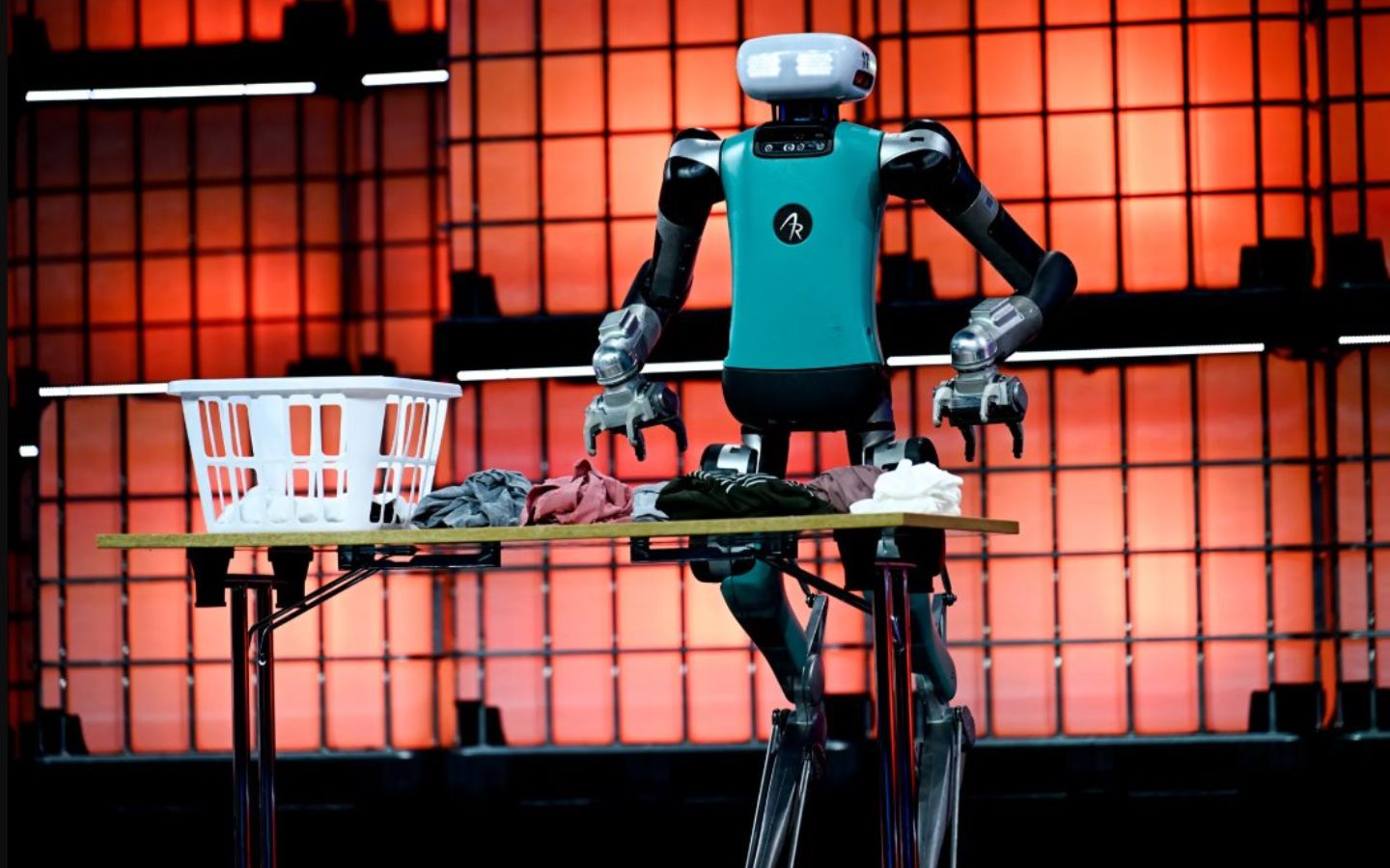 Robot Gia Re Thay Doi Luc Luong Lao Dong Nha May Toan Cau