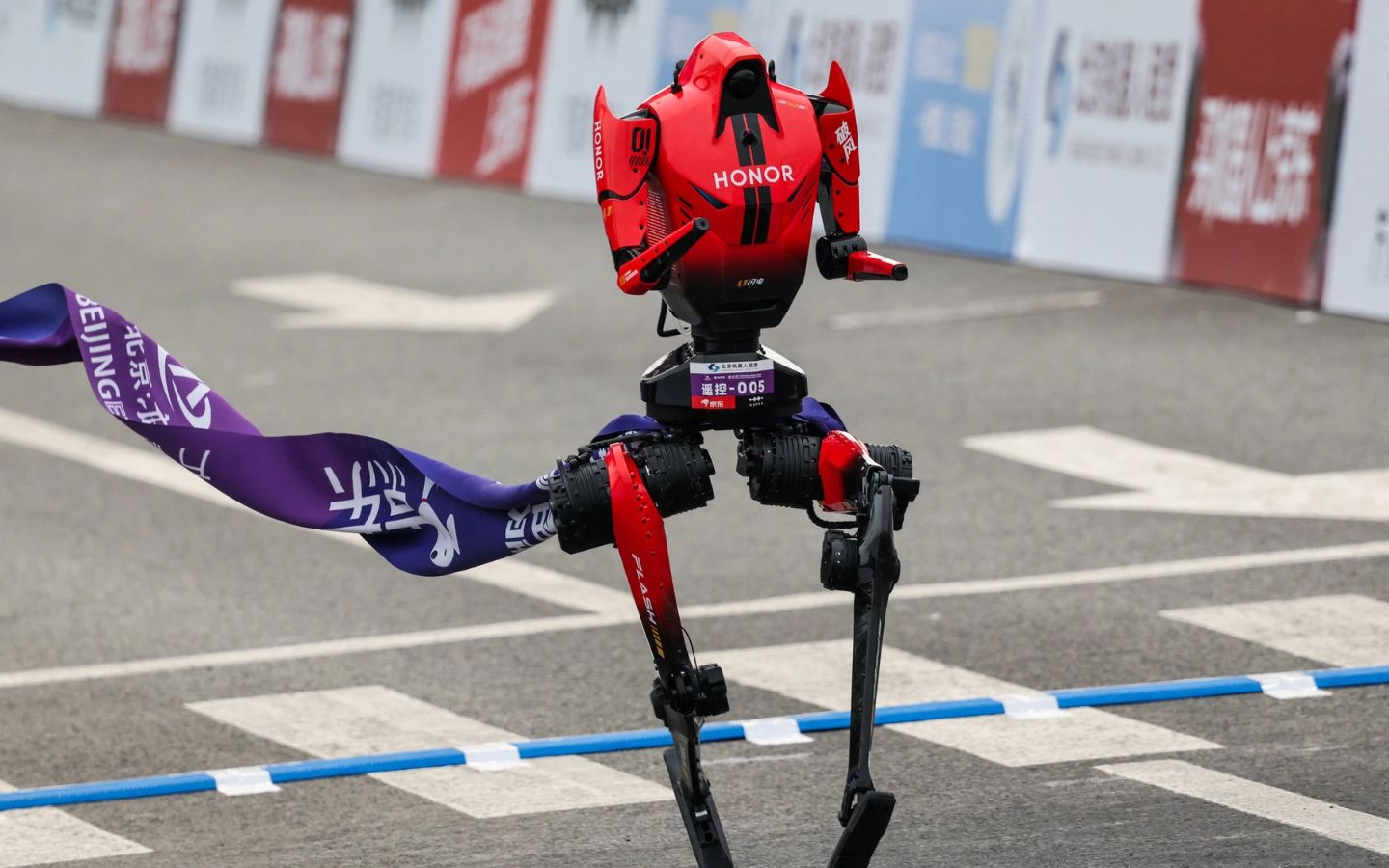 robot trung quoc pha vuot ky luc ban marathon 1
