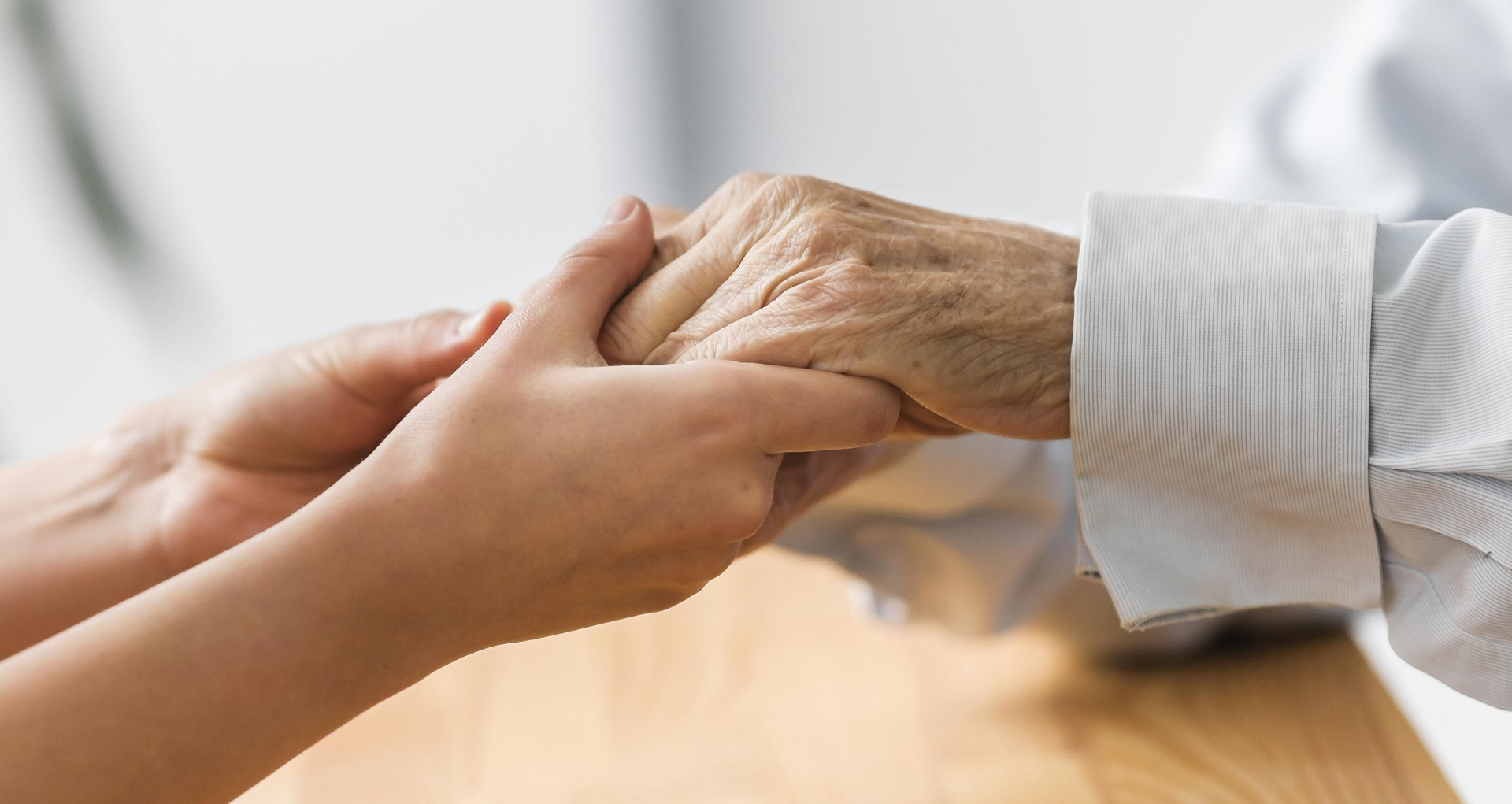 Roi Phong Sinh Con Dau Bat Khoc Nhan Chiec Khan Tay Me Chong Dua Cd84Ffffae9F4B23A74A8E2C02Ea4Ae2 44