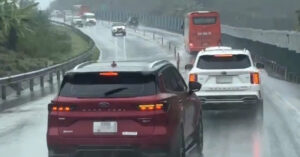 Rợn người cảnh lấn làn, vượt ẩu trên đoạn cao tốc Nội Bài - Lào Cai đang mở rộng 1 ron nguoi canh lan lan vuot au tren doan cao toc noi bai lao cai dang mo rong 3077